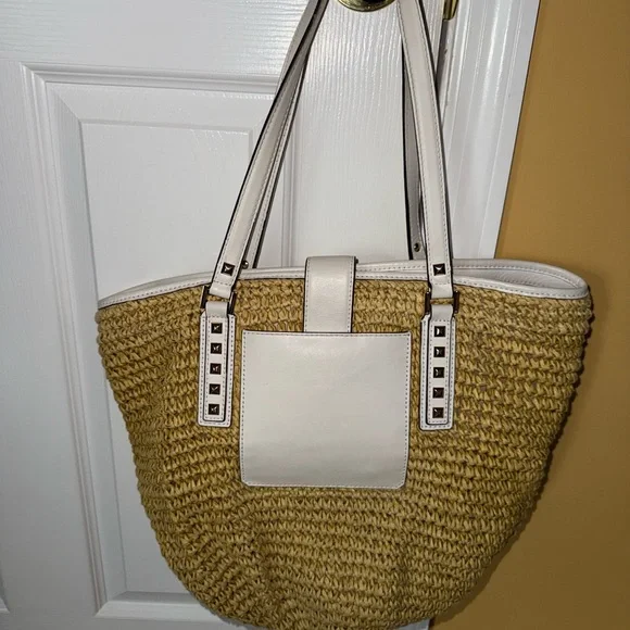 Stylish Tan and White Women's Tote Bag with Gold Clasp - Picture 2 of 7